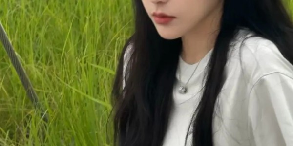 蜘蛛直播官方网站-LPL官方解说Rita分享照片：速两张